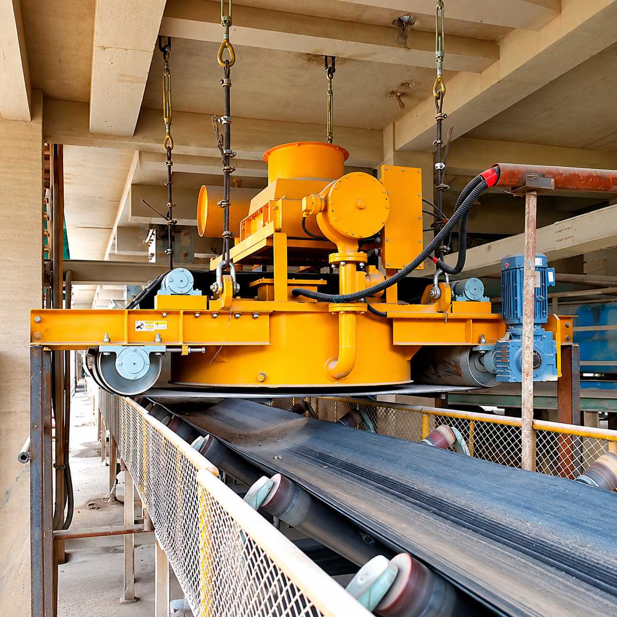 Cross belt magnet for automatic tramp iron removal from aggregate conveyor
